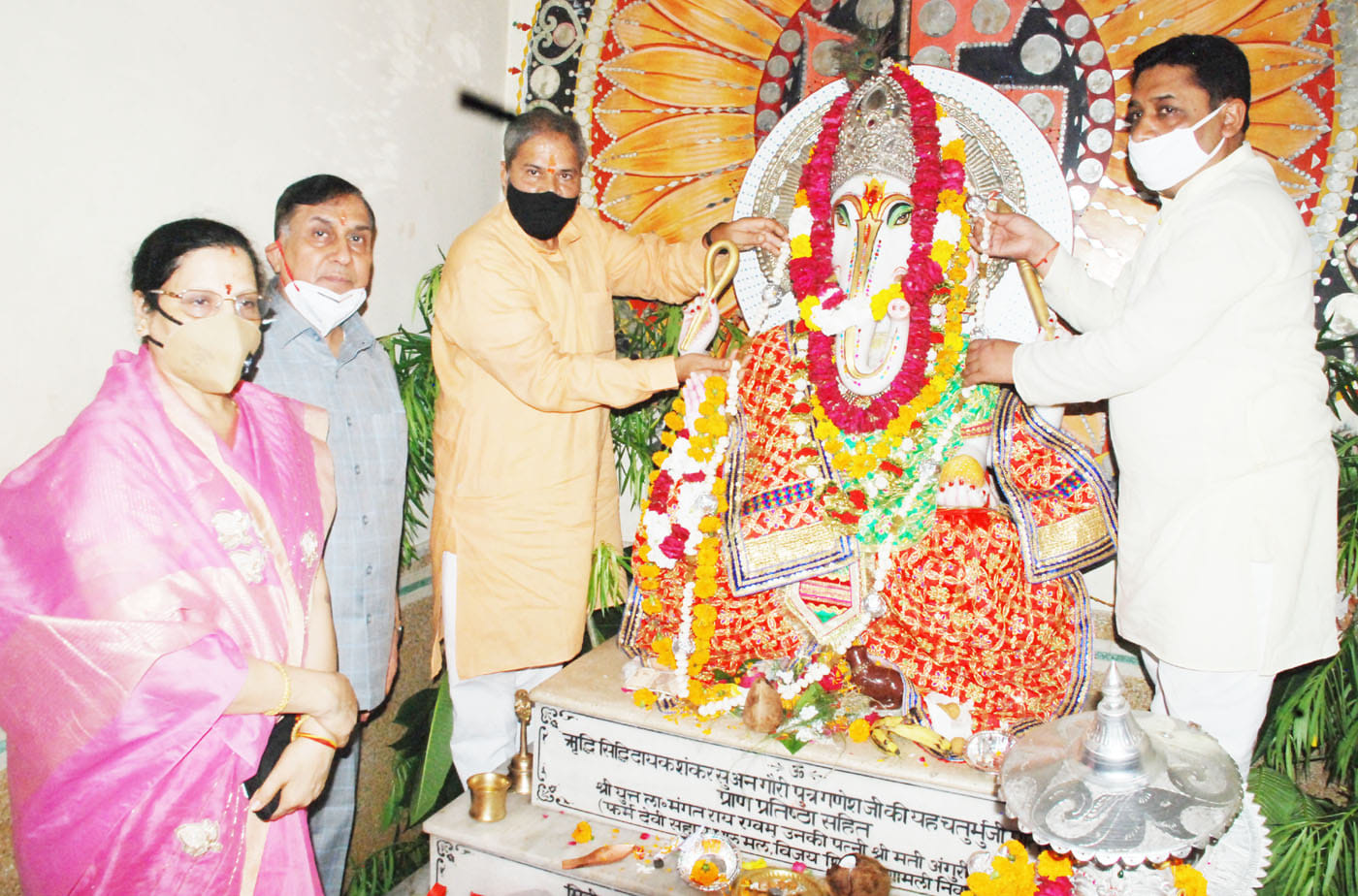 शामली हनुमान धाम पर श्री गणेश जी माहाराज की मुर्ति पर माल्यार्ण करते प्रधान शलिल द्विवेदी व पूर्? शामली हनुमान धाम पर श्री गणेश जी माहाराज की मुर्ति पर माल्यार्ण करते प्रधान शलिल द्विवेदी व पूर्?