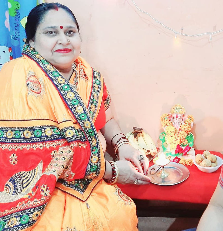 शामली गगन विहार में गणेश जी माहाराज का पुजन करती महिला शामली गगन विहार में गणेश जी माहाराज का पुजन करती महिला