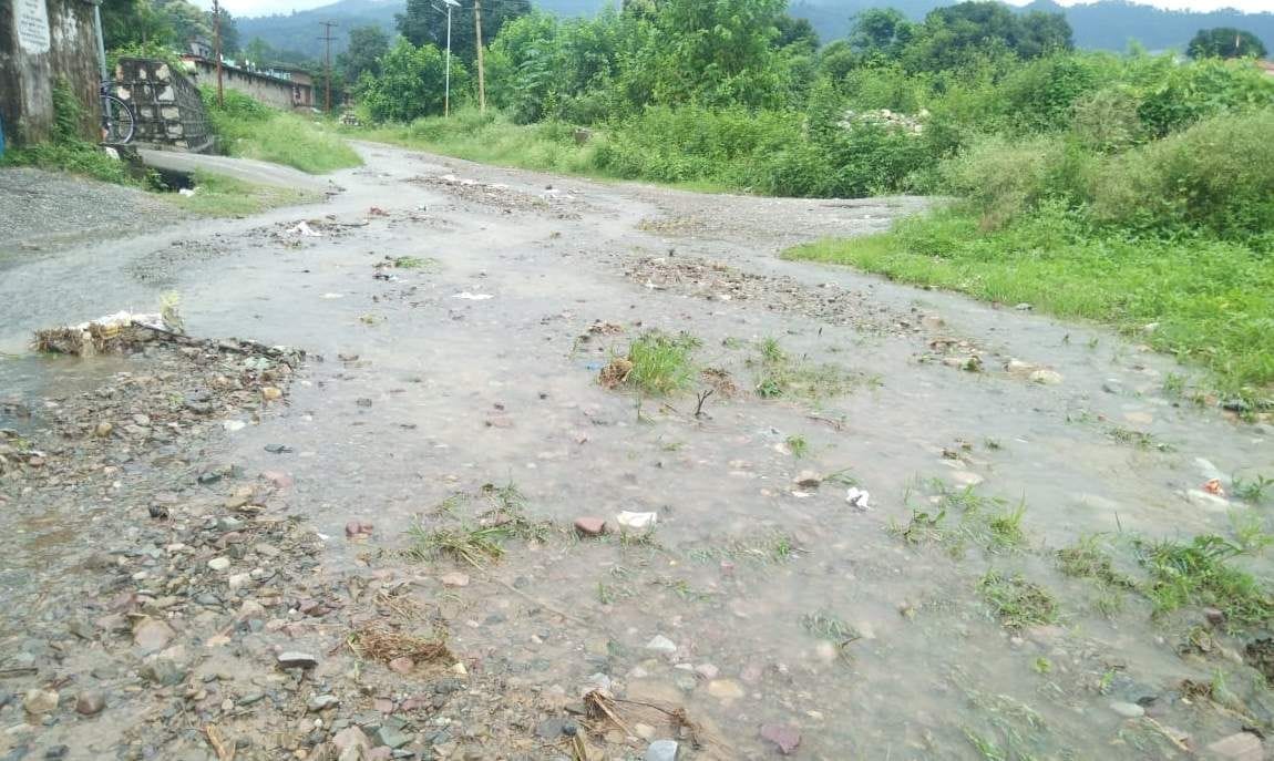 भोगपुर में दावड़ा गांव के पास मेहता महादेव खाला का पानी। भोगपुर में दावड़ा गांव के पास मेहता महादेव खाला का पानी।
