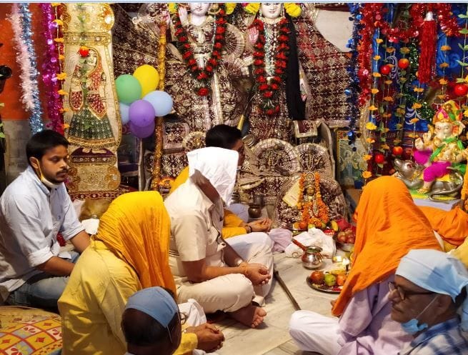 नगर के मोहल्ला बारहसैनी मंदिर में गणपति पूजा करत हर्ष राना। नगर के मोहल्ला बारहसैनी मंदिर में गणपति पूजा करत हर्ष राना।
