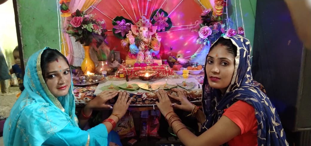 जलालाबाद में गणपति जी की पूजा करतीं राधा एवं प्रीति। जलालाबाद में गणपति जी की पूजा करतीं राधा एवं प्रीति।