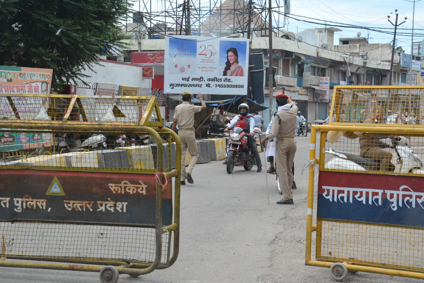 लॉकडाउन में शिव चौक पर बेरिकेटिग कर वाहनों को वापस भेजते पुलिसकर्मी।