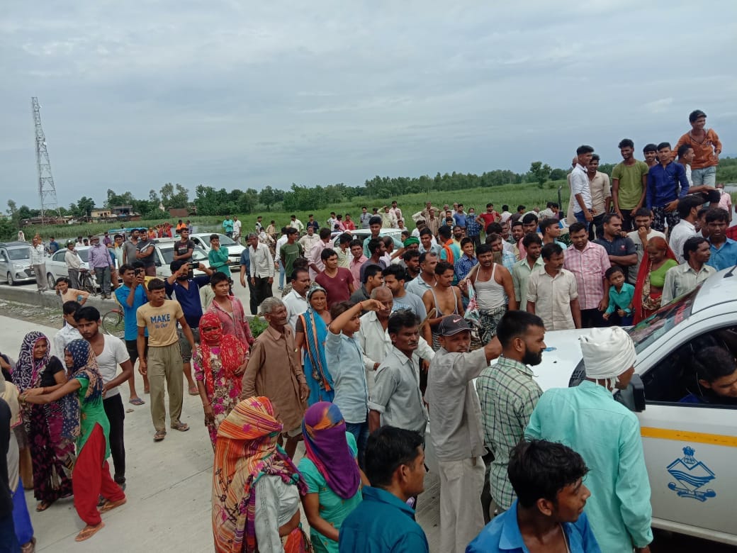 05ड्ड धामपुर में गांव मुबारकपुर गांवड़ी के पास हाईवे जाम कर प्रदर्शन करते ग्रामीण। 05ड्ड धामपुर में गांव मुबारकपुर गांवड़ी के पास हाईवे जाम कर प्रदर्शन करते ग्रामीण।