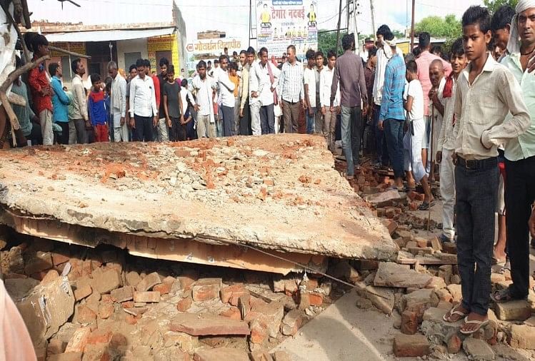 दर्दनाक हादसा: विधायक निधि से बने यात्री शेड की छत गिरी, दो लोगों की मौत, तीन घायल घटनास्थल पर एकत्र लोगों की भीड़