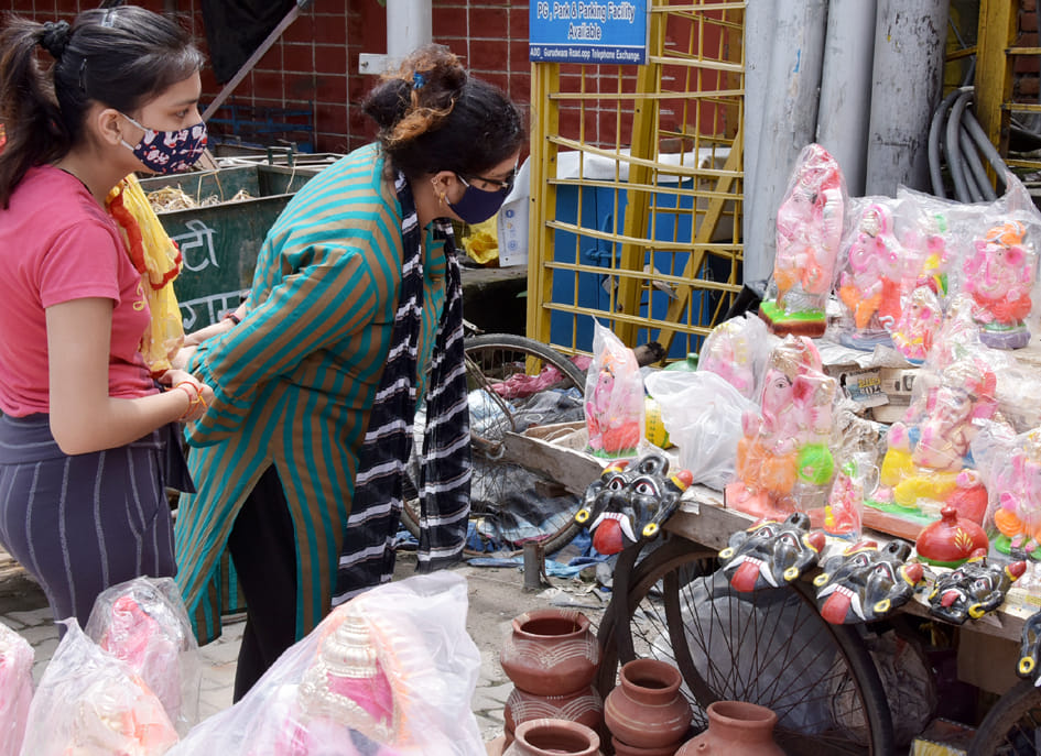 कोर्ट रोड़ पर गणेश जी की प्रतिमा खरीदता परिवार