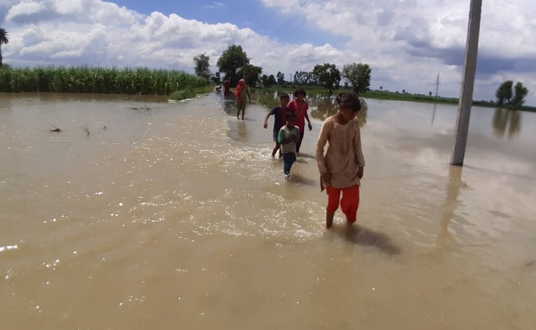 हस्तिनापुर खादर क्षेत्र के रास्तों में भरा गंगा का पानी। हस्तिनापुर खादर क्षेत्र के रास्तों में भरा गंगा का पानी।