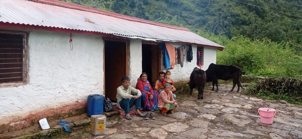 केदारघाटी के आपदा प्रभावित तरसाली गांव में गोशाला में जीवन यापन कर रहा परिवार। केदारघाटी के आपदा प्रभावित तरसाली गांव में गोशाला में जीवन यापन कर रहा परिवार।