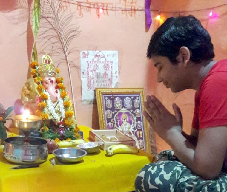 धामपुर में गणेश चर्तुदशी पर पूजा करते वेदांश अग्रवाल। धामपुर में गणेश चर्तुदशी पर पूजा करते वेदांश अग्रवाल।