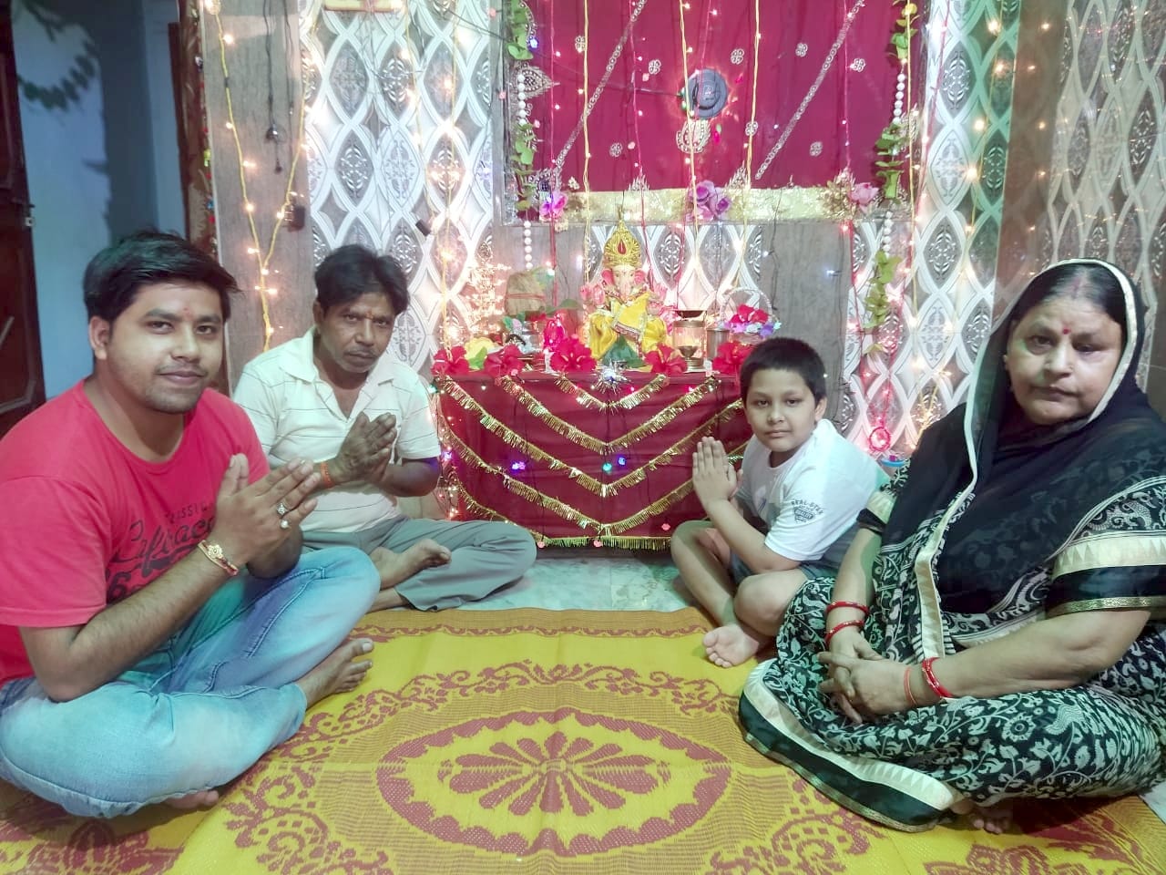 बिजनौर के कस्बा झालू में अनूप अग्रवाल अपने परिवार के साथ गणेश जी की करते पूजा अर्चना। बिजनौर के कस्बा झालू में अनूप अग्रवाल अपने परिवार के साथ गणेश जी की करते पूजा अर्चना।