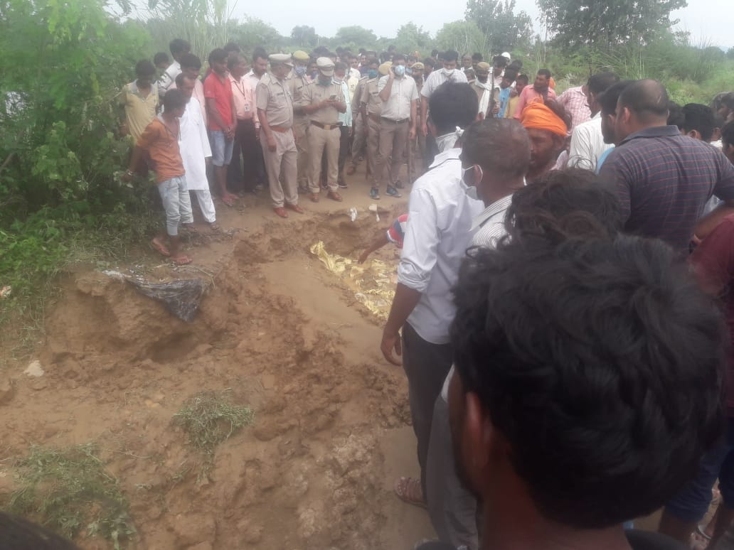 धामपुर में मुबारकपुर में टूटे रामगंगा के बंधे को पुलिस बल के साथ मौके पर पहुंच देखते एसडीएम धीरें धामपुर में मुबारकपुर में टूटे रामगंगा के बंधे को पुलिस बल के साथ मौके पर पहुंच देखते एसडीएम धीरें