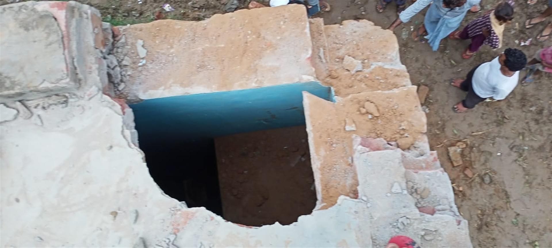 चोरों द्वारा शराब के ठेके काटी हुई छत