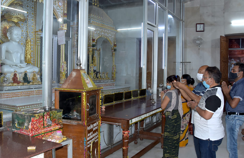 जैन बाग स्थित जैन मन्दिर में दक्षलक्षण पर्व आरती करते श्रद्घालु