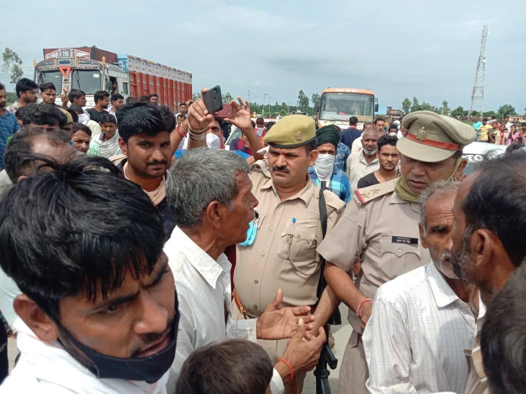 धामपुर के गांव मुबारकपुर गांवड़ी में जाम के खुलवाने के दौरान पुलिस और ग्रामीणों के बीच होती नोकझ? धामपुर के गांव मुबारकपुर गांवड़ी में जाम के खुलवाने के दौरान पुलिस और ग्रामीणों के बीच होती नोकझ?