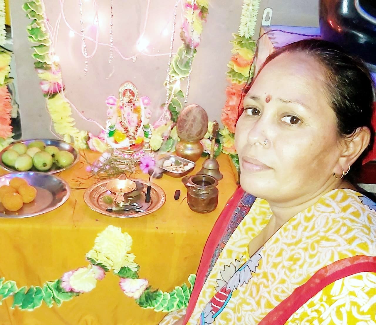 बिजनौर में जैन मदिर के पास गणेश जी की पूजा करती विद्या सागर वर्मा महिला श्रृद्घालु। बिजनौर में जैन मदिर के पास गणेश जी की पूजा करती विद्या सागर वर्मा महिला श्रृद्घालु।
