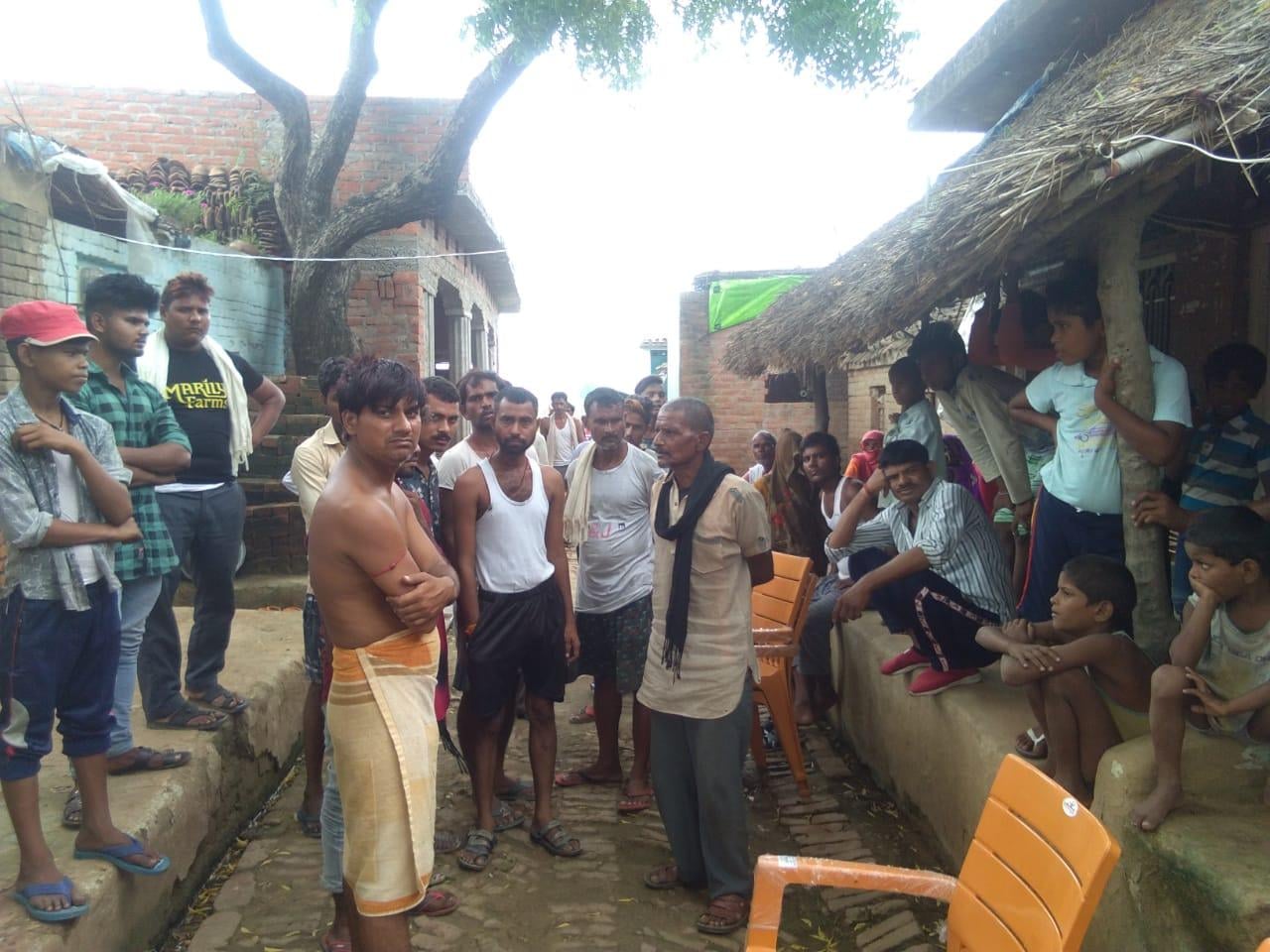 मृतक के घर के बाहर लगी भीड़ मृतक के घर के बाहर लगी भीड़