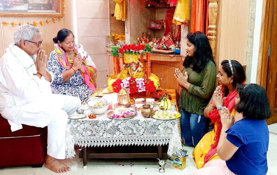बिजनौर में मोहल्ला नई बस्ती में गणेश चतुर्दशी पर अपने घर पर पूजा अर्चना करते श्रृद्घालु। बिजनौर में मोहल्ला नई बस्ती में गणेश चतुर्दशी पर अपने घर पर पूजा अर्चना करते श्रृद्घालु।