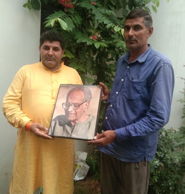 हिंदी हैं हम...स्व. शमशेर बहादुर के चित्र के साथ उनके पारिवारिक भतीजे बलराज पंवार और सुबोध भारतीय।