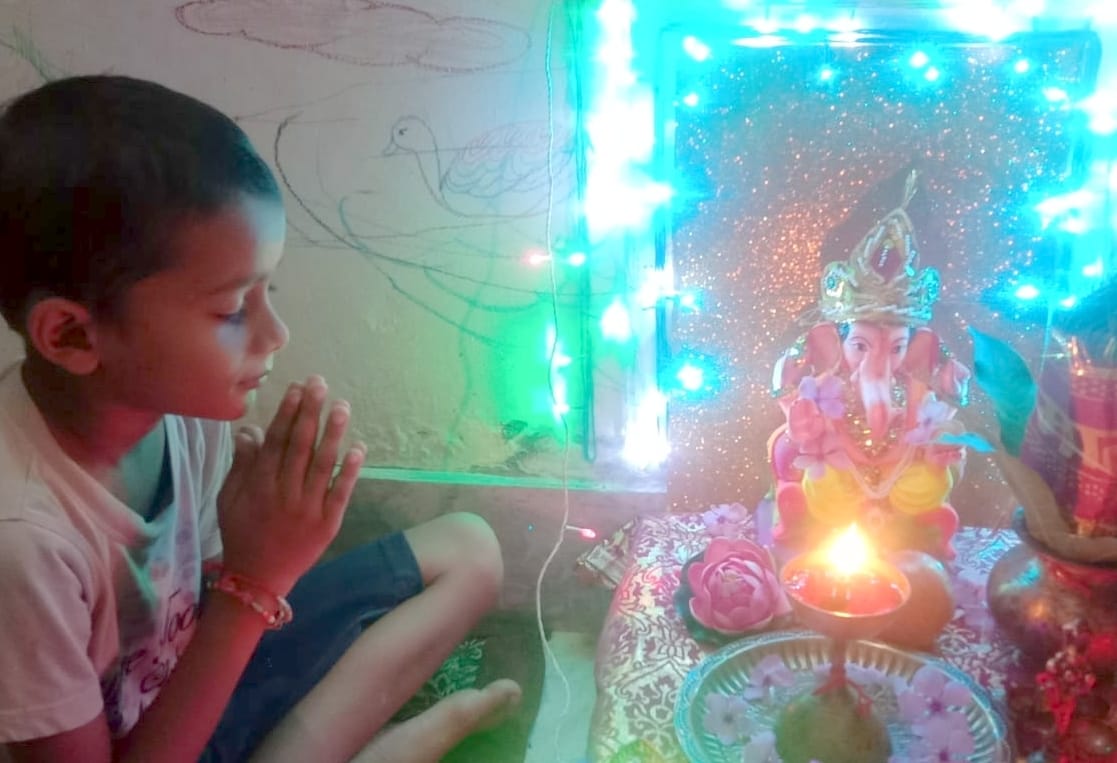 नजीबाबाद में गणेश जी की पूजा करते लवी कुमार। नजीबाबाद में गणेश जी की पूजा करते लवी कुमार।