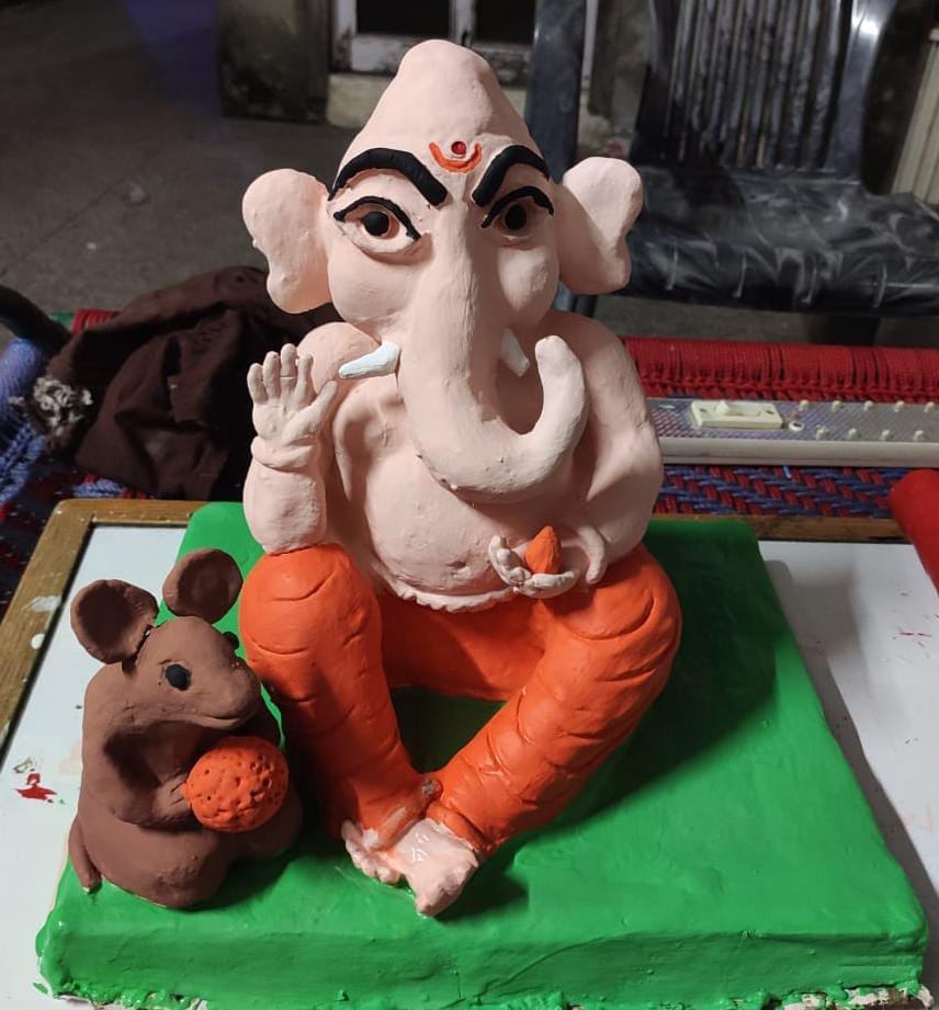 चिकनी मिट्टी से गणपति की बनाई गई मूर्ति। चिकनी मिट्टी से गणपति की बनाई गई मूर्ति।