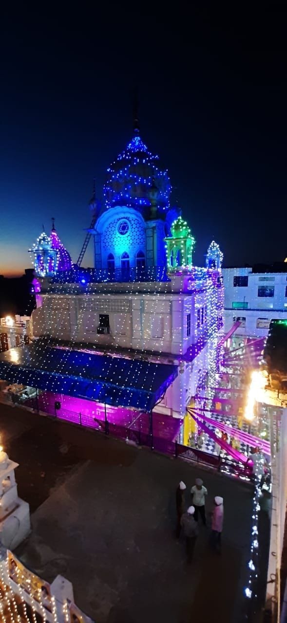 बटाला में रात के वक्त लाइटों से सजाया गया गुरुद्वारा श्री कंध साहिब। बटाला में रात के वक्त लाइटों से सजाया गया गुरुद्वारा श्री कंध साहिब।