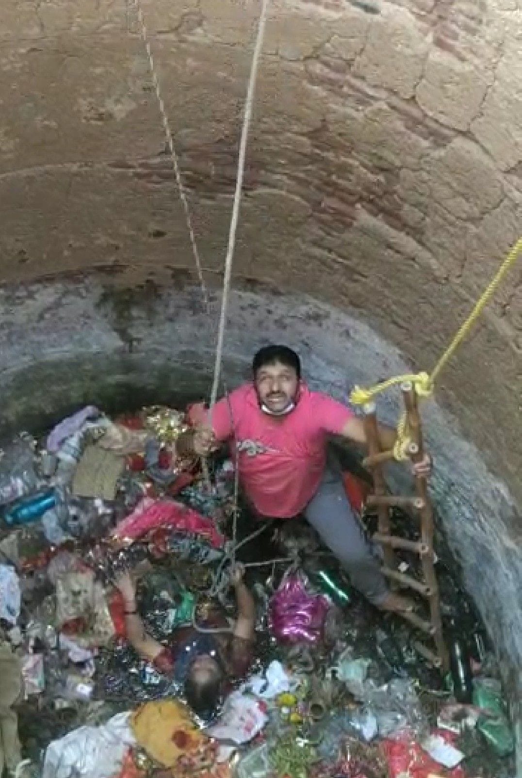 कुएं मे गिरी महिला को रस्से के सहारे निकालने का प्रयास करते एएसआई देवेन्द्र सिंह। कुएं मे गिरी महिला को रस्से के सहारे निकालने का प्रयास करते एएसआई देवेन्द्र सिंह।