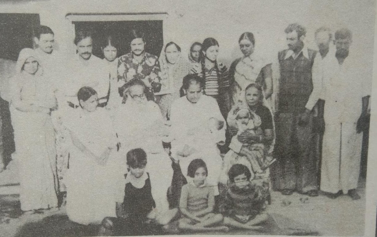 हिंदी हैं हम...एलम गांव में अपने परिवार के सदस्यों के साथ शमशेर बहादुर (कुर्सी पर बैठे एवं बच्चे को ?