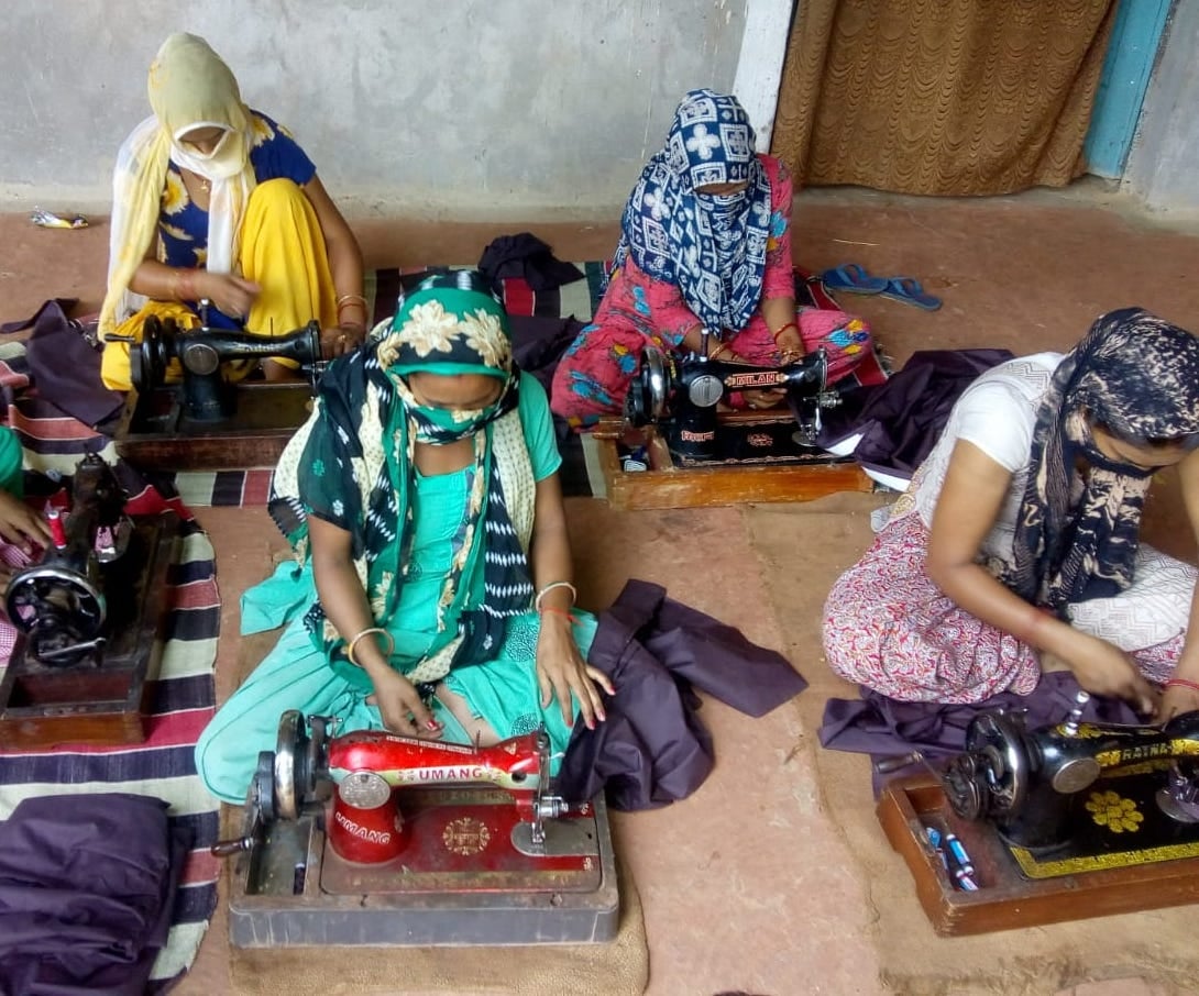 शामली राष्ट्रीय ग्रामीण आजिवीका मिशन द्वारा ड्रैस तैयार करती समूह की महिलाएं शामली राष्ट्रीय ग्रामीण आजिवीका मिशन द्वारा ड्रैस तैयार करती समूह की महिलाएं