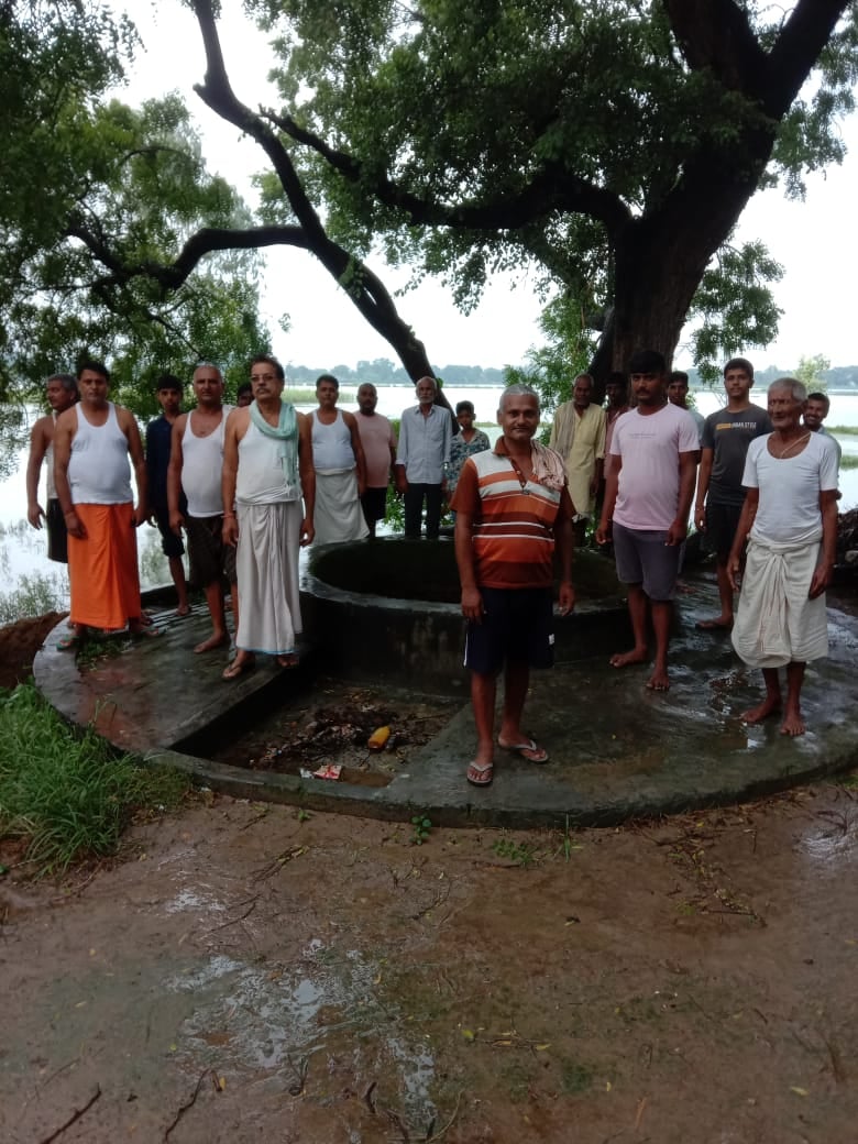 सगड़ी तहसील के हांसेपुर के ग्रामीण बाढ़ की परेशानी बताते हुए। सगड़ी तहसील के हांसेपुर के ग्रामीण बाढ़ की परेशानी बताते हुए।