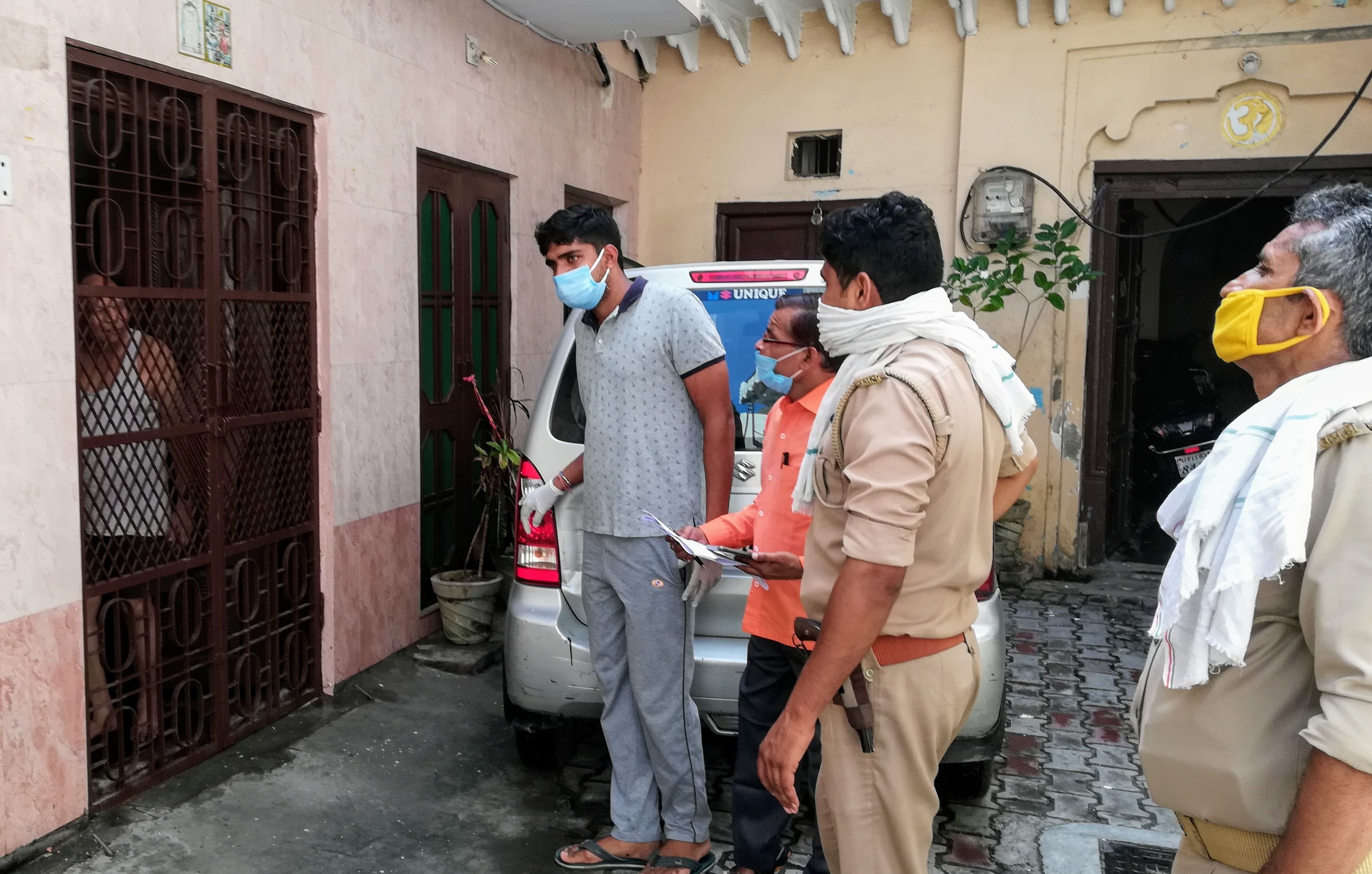 मवाना में संक्रमित महिला को लेने पहुंची स्वास्थ्य विभाग की टीम और पुलिस। 