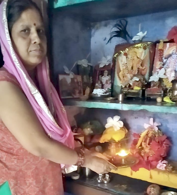 धामपुर के गांव जैतरा में गणेश जी की पूजा करती रचना शर्मा महिला श्रृद्घालु। धामपुर के गांव जैतरा में गणेश जी की पूजा करती रचना शर्मा महिला श्रृद्घालु।