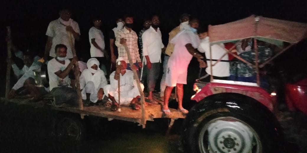 चकहरेटी गांव में ट्रैक्टर ट्राली से श्मशान घाट तक शव ले जाते ग्रामीण। चकहरेटी गांव में ट्रैक्टर ट्राली से श्मशान घाट तक शव ले जाते ग्रामीण।