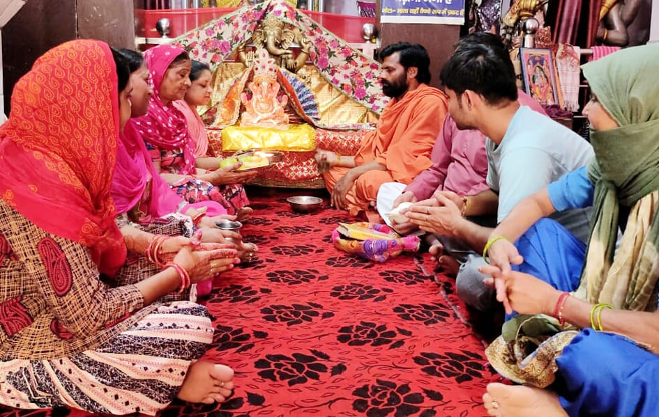 राधा विहार स्थित मॉ वैष्णवी मन्दिर में गणेश स्थापना करते श्रद्घालु