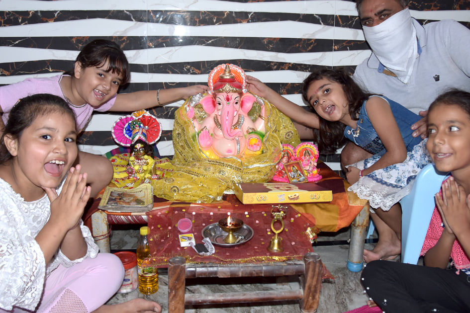 सहारनपुर के गोपाल नगर में गणेश पूजन करता परिवार