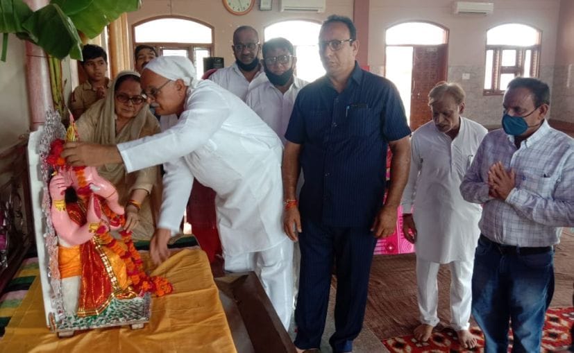 गदरपुर के श्री सनातन धर्म मंदिर में गणेश प्रतिमा को स्थापित करते श्रद्धालु।