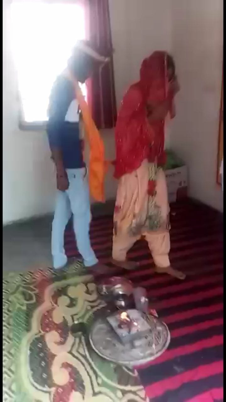 रोहतक के मंदिर में फेरे लेते वीडियो में दिख रहे युवक-युवती। रोहतक के मंदिर में फेरे लेते वीडियो में दिख रहे युवक-युवती।