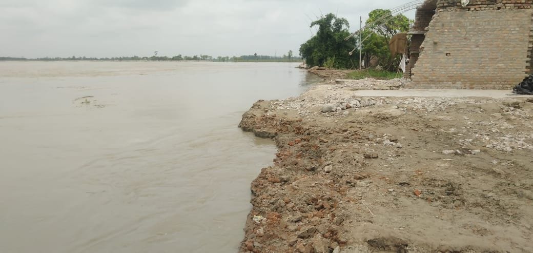 लखीमपुर खीरी के रैनी गांव में कटान करती शारदा नदी। संवाद