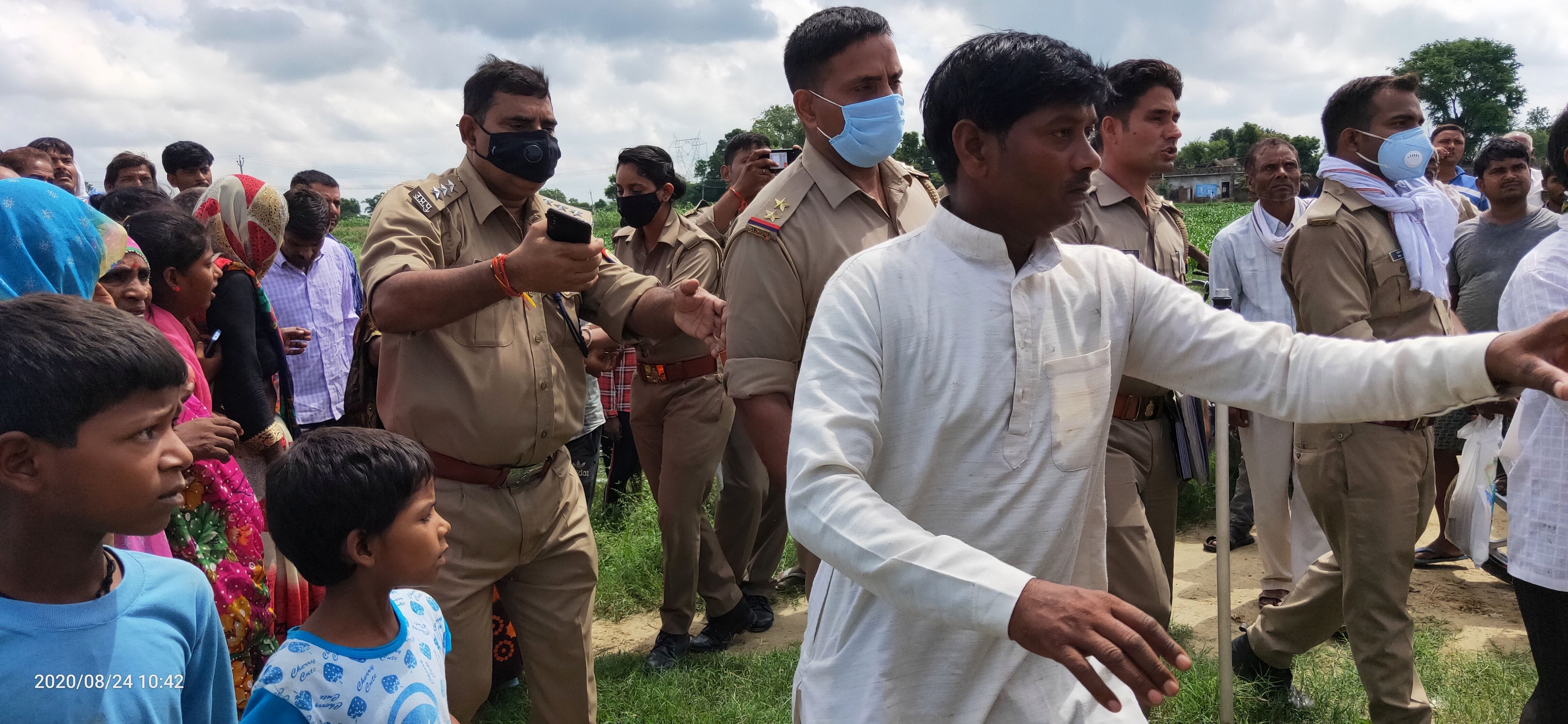 फोटो संख्या 05 मौके पर मौजूद पुलिसबल व ग्रामीण