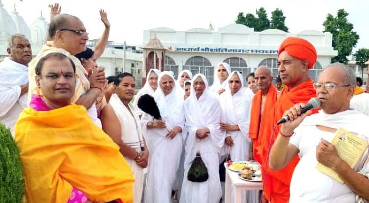 क्षमा को वीर व्यक्ति ही धारण कर सकता है : पूज्य गणिनी प्रमुख ज्ञानमती माता हस्तिनापुर स्थित जंबूद्वीप में पूजा-अर्चना करते जैन संत।