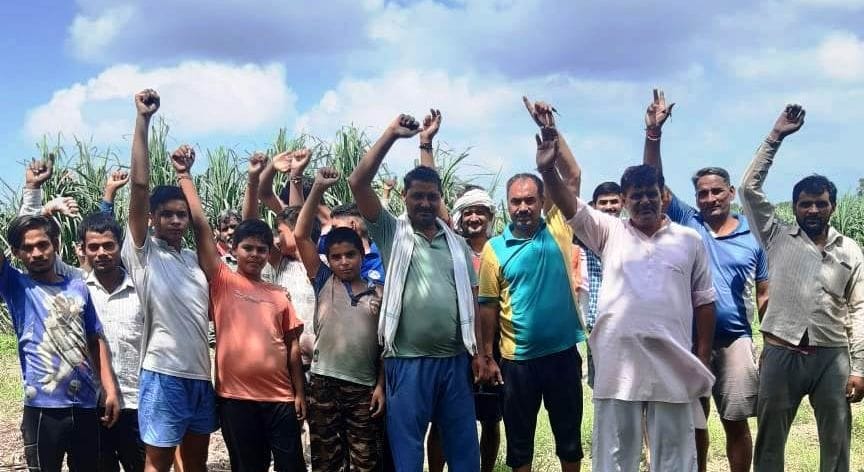 गोकशी के विरोध में हंगामा करते ग्रामीण। गोकशी के विरोध में हंगामा करते ग्रामीण।