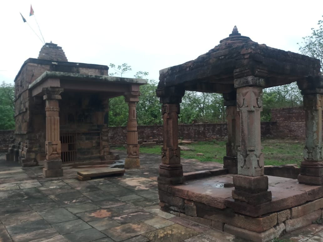 चांदपुर में प्राचीन जैन मंदिर में स्थित स्तंभ चांदपुर में प्राचीन जैन मंदिर में स्थित स्तंभ
