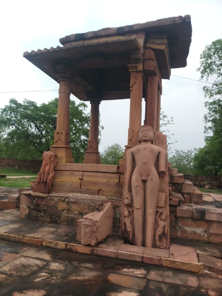 प्राचीन मंदिर में प्राचीन मूर्तिया प्राचीन मंदिर में प्राचीन मूर्तिया