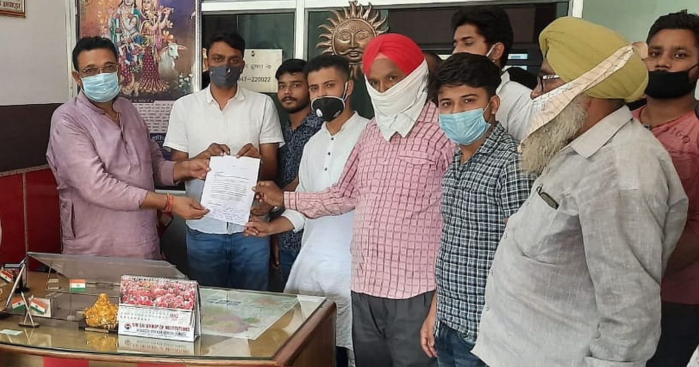 जसपुर में विधायक को ज्ञापन देतें अभिभावक। जसपुर में विधायक को ज्ञापन देतें अभिभावक।