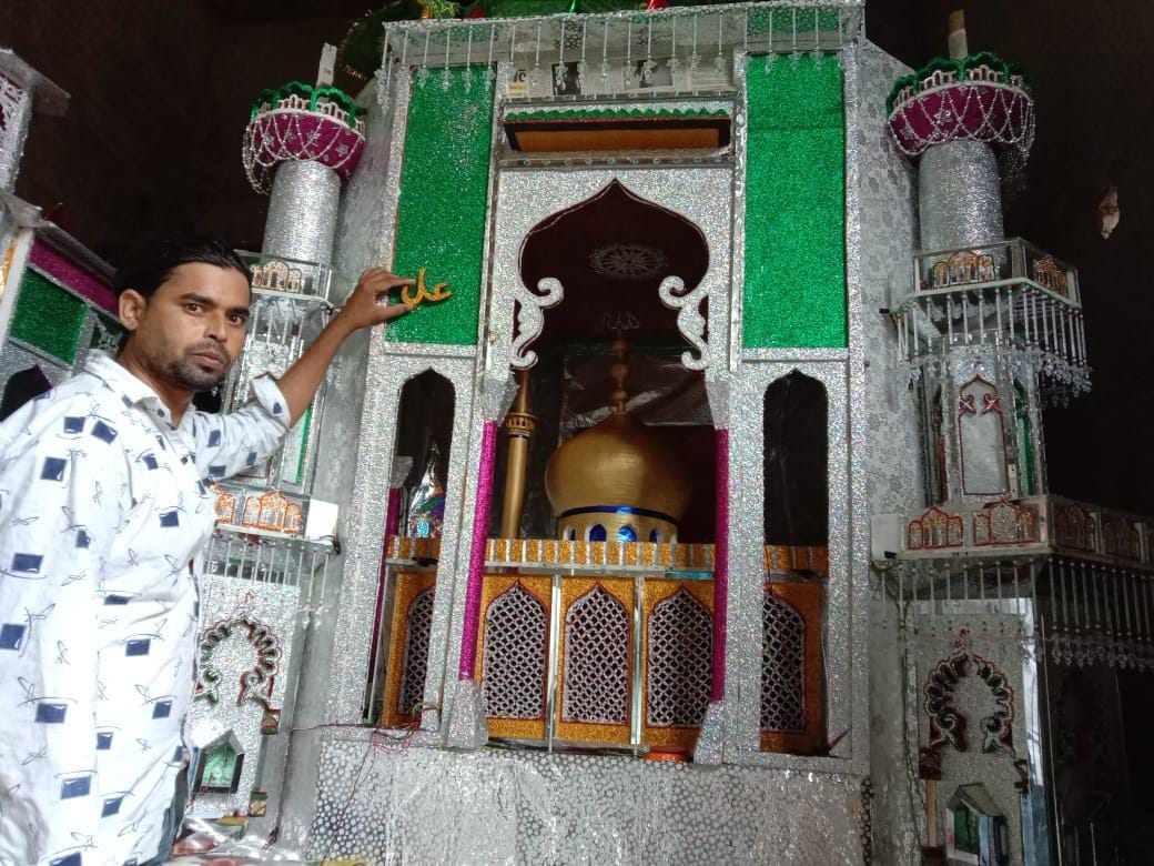 मुहम्मदाबाद स्थित इमामबाड़े में बना ताजिया दिखाता कारीगर मुहम्मदाबाद स्थित इमामबाड़े में बना ताजिया दिखाता कारीगर