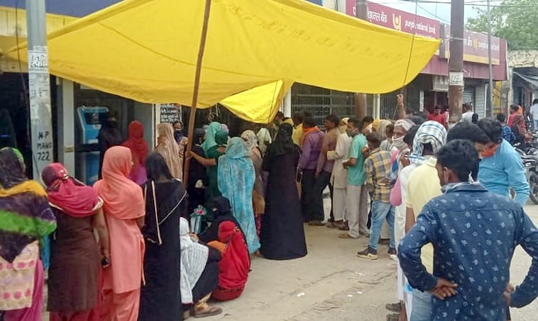 मंडावर में एसबीआई के बाहर लगी लंबी लाइन। मंडावर में एसबीआई के बाहर लगी लंबी लाइन।
