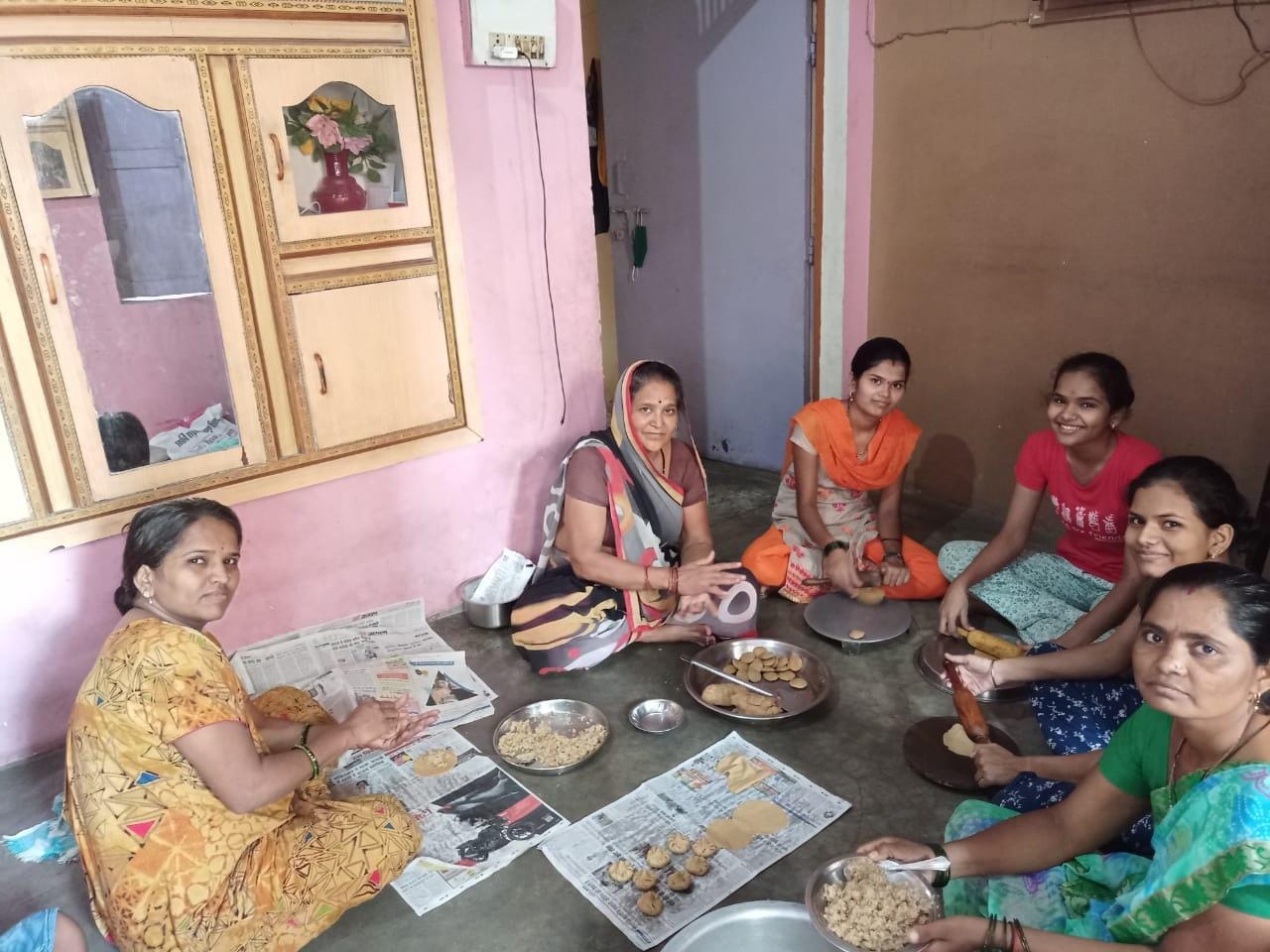 श्री गणेश मराठा मित्र मंडल विकास सेवा समिति के लोग प्रसाद तैयार करते श्री गणेश मराठा मित्र मंडल विकास सेवा समिति के लोग प्रसाद तैयार करते