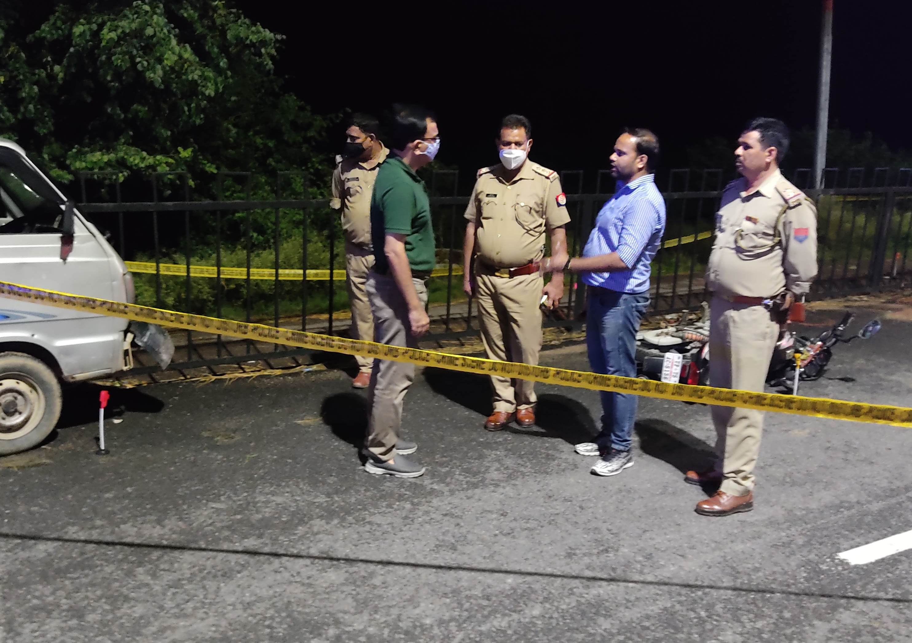 फोटो संख्या 17, 18 घटनास्थल पर जांच करती पुलिस व फॉरेंसिक टीम फोटो संख्या 17, 18 घटनास्थल पर जांच करती पुलिस व फॉरेंसिक टीम