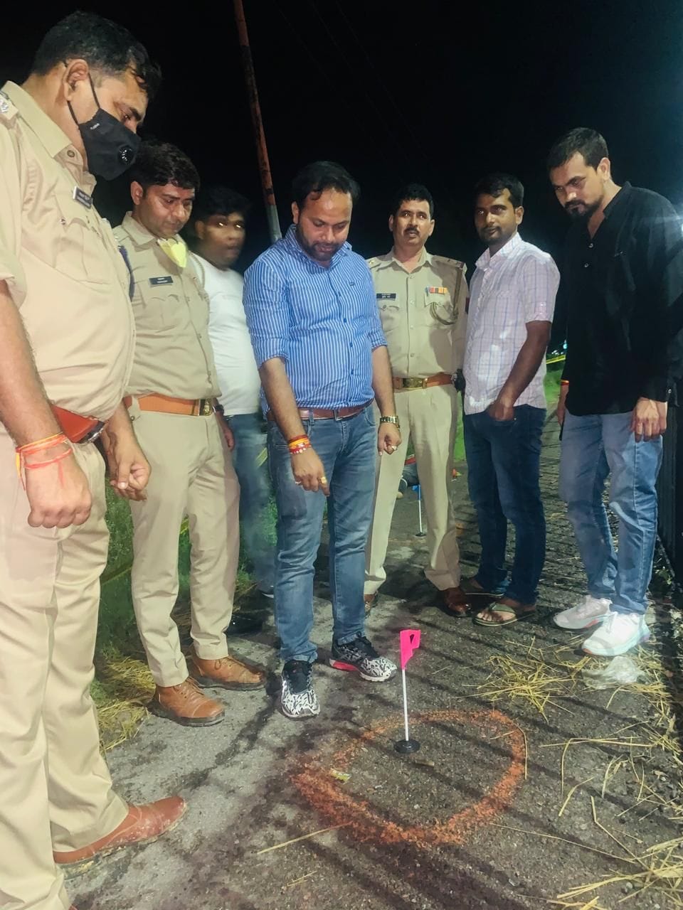 फोटो संख्या 17, 18 घटनास्थल पर जांच करती पुलिस व फॉरेंसिक टीम फोटो संख्या 17, 18 घटनास्थल पर जांच करती पुलिस व फॉरेंसिक टीम