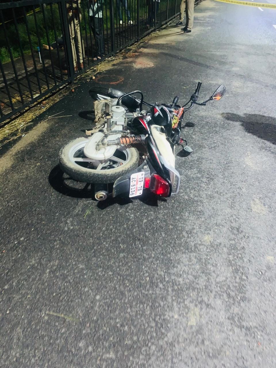 फोटो संख्या 19, 20 मुठभेड़ के बाद मौके पर पड़ी बाइक व वैन फोटो संख्या 19, 20 मुठभेड़ के बाद मौके पर पड़ी बाइक व वैन