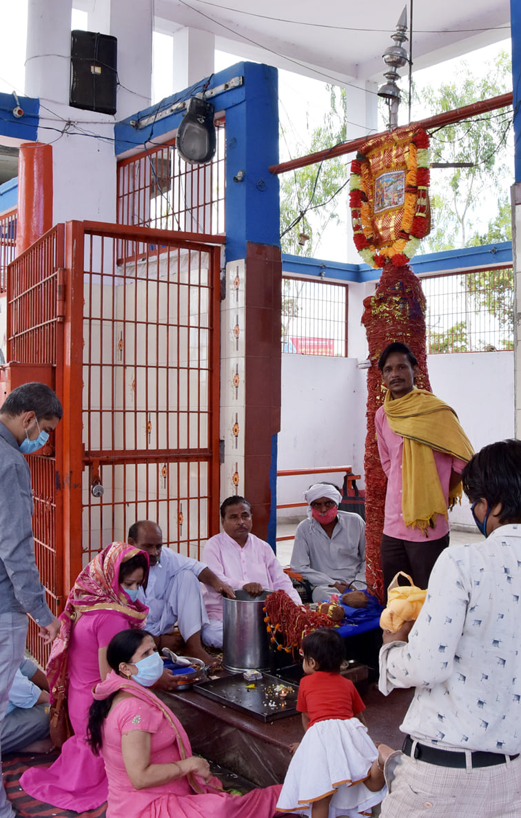 ंगोह रोड स्थित श्री जाहरवीर गोगा म्हाड़ी पर नेजे और सरदार छड़ी खड़े होने का स्थान व पूजन करते श्र? ंगोह रोड स्थित श्री जाहरवीर गोगा म्हाड़ी पर नेजे और सरदार छड़ी खड़े होने का स्थान व पूजन करते श्र?