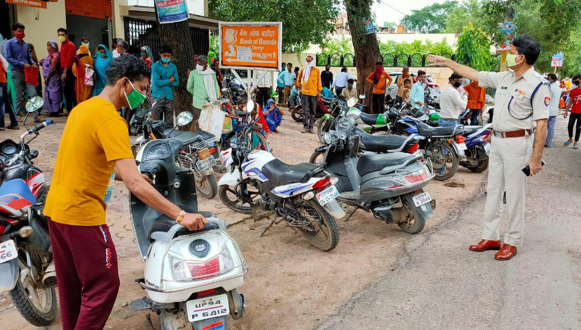 बैंक के बाहर चेकिंग करते पुलिस अधीक्षक कैप्टन एमएमबेग बैंक के बाहर चेकिंग करते पुलिस अधीक्षक कैप्टन एमएमबेग